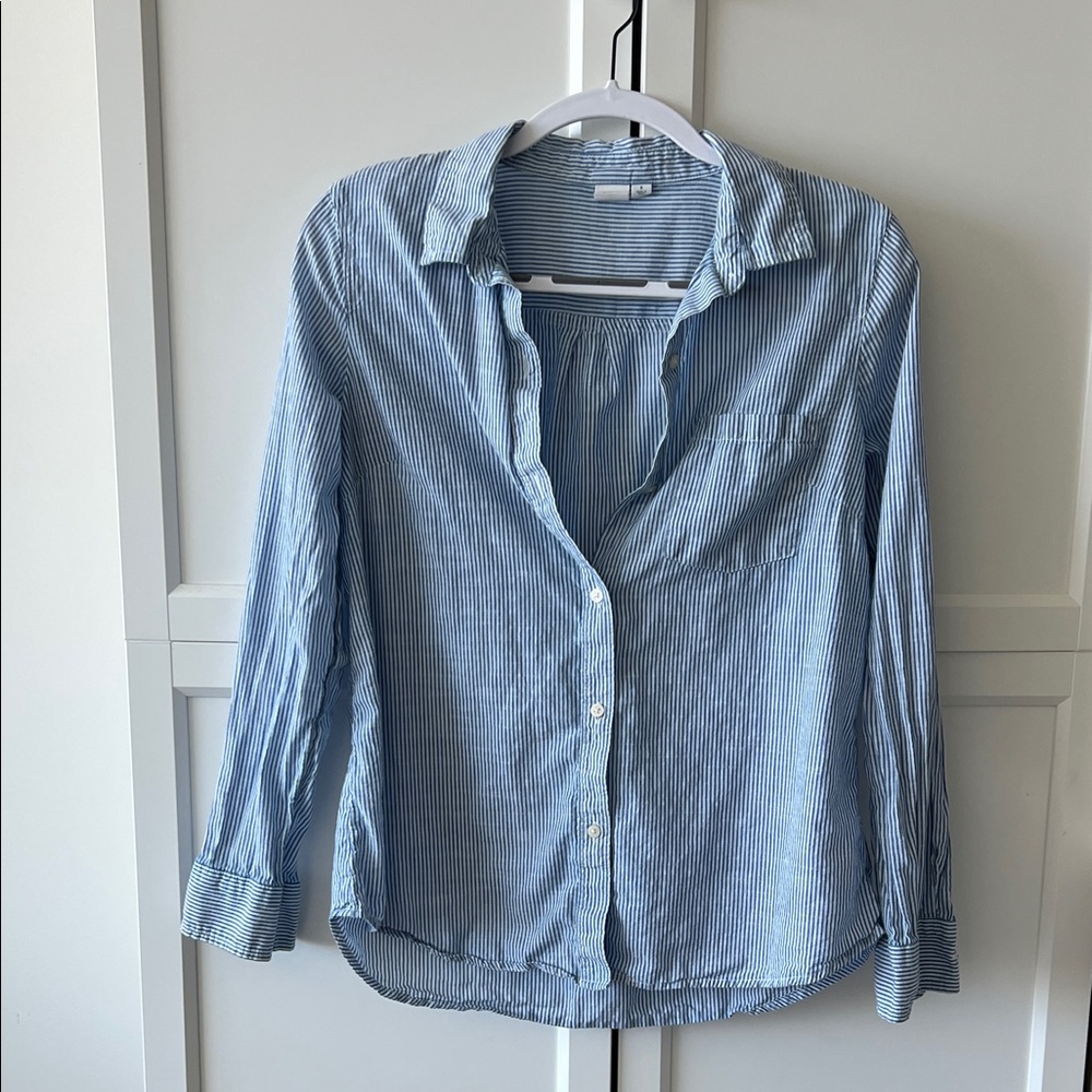 Gap Light Blue Striped Button-Up Shirt. Size small